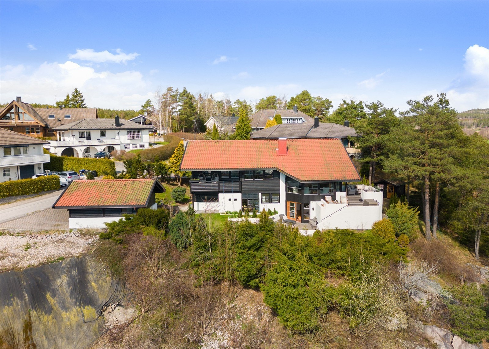 Tomten er eiet og på 679 kvm. Hagen er anlagt noe over tomtegrensene. Galleribilde