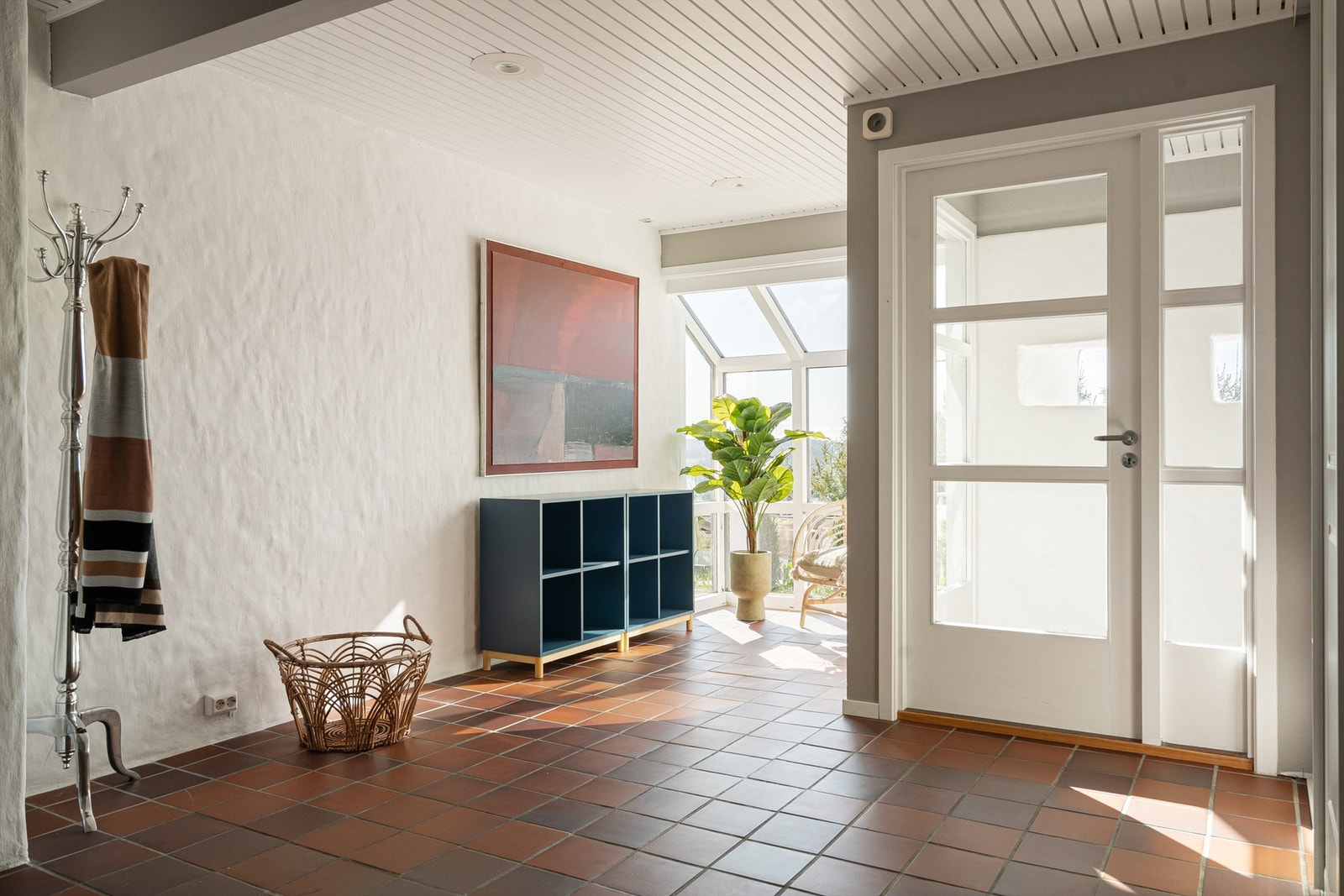 Ytterst i hallen finnes en solfylt vinterhage. Galleribilde