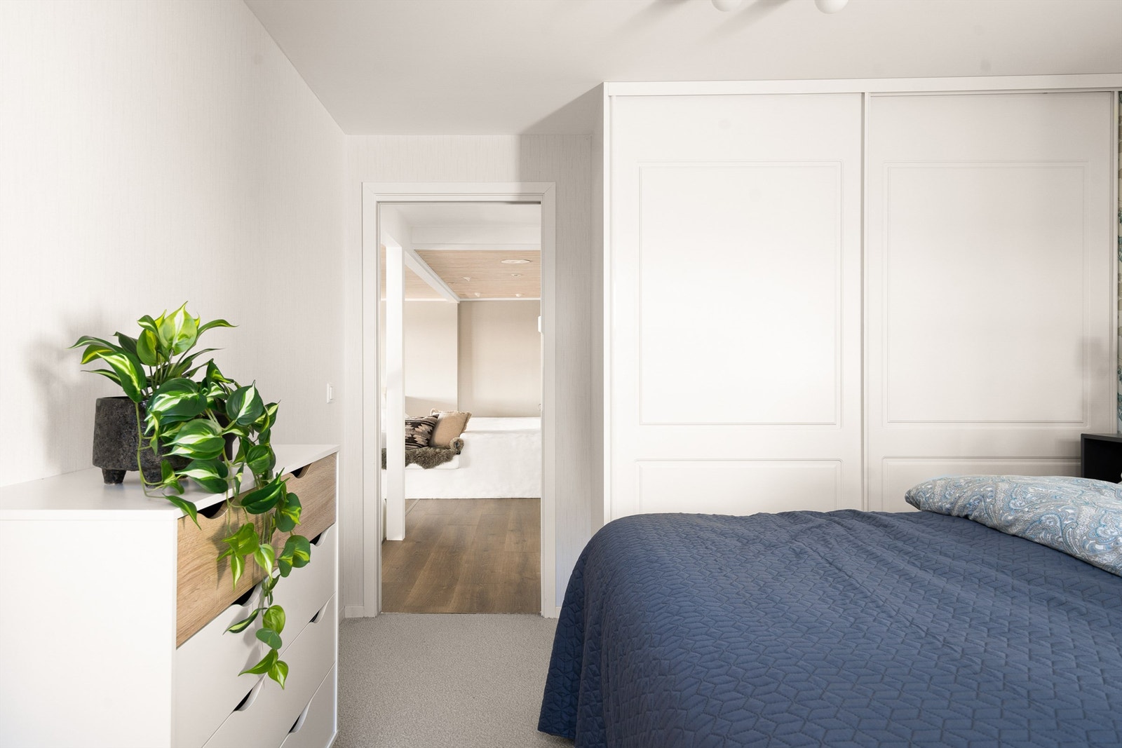 I skyvedørsgarderoben kan klærne oppbevares lett tilgjengelig ved dobbeltsengens side. Gulvet er utført med heldekkende teppe. Galleribilde