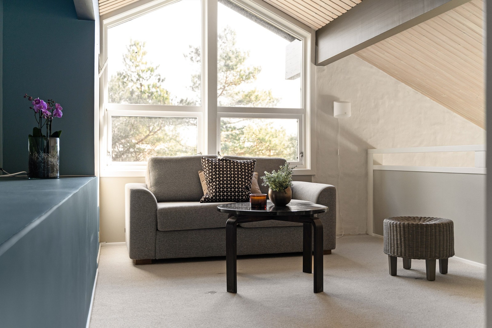 Mye naturlig lys gjør hemsen til en perfekt lesekrok. Galleribilde