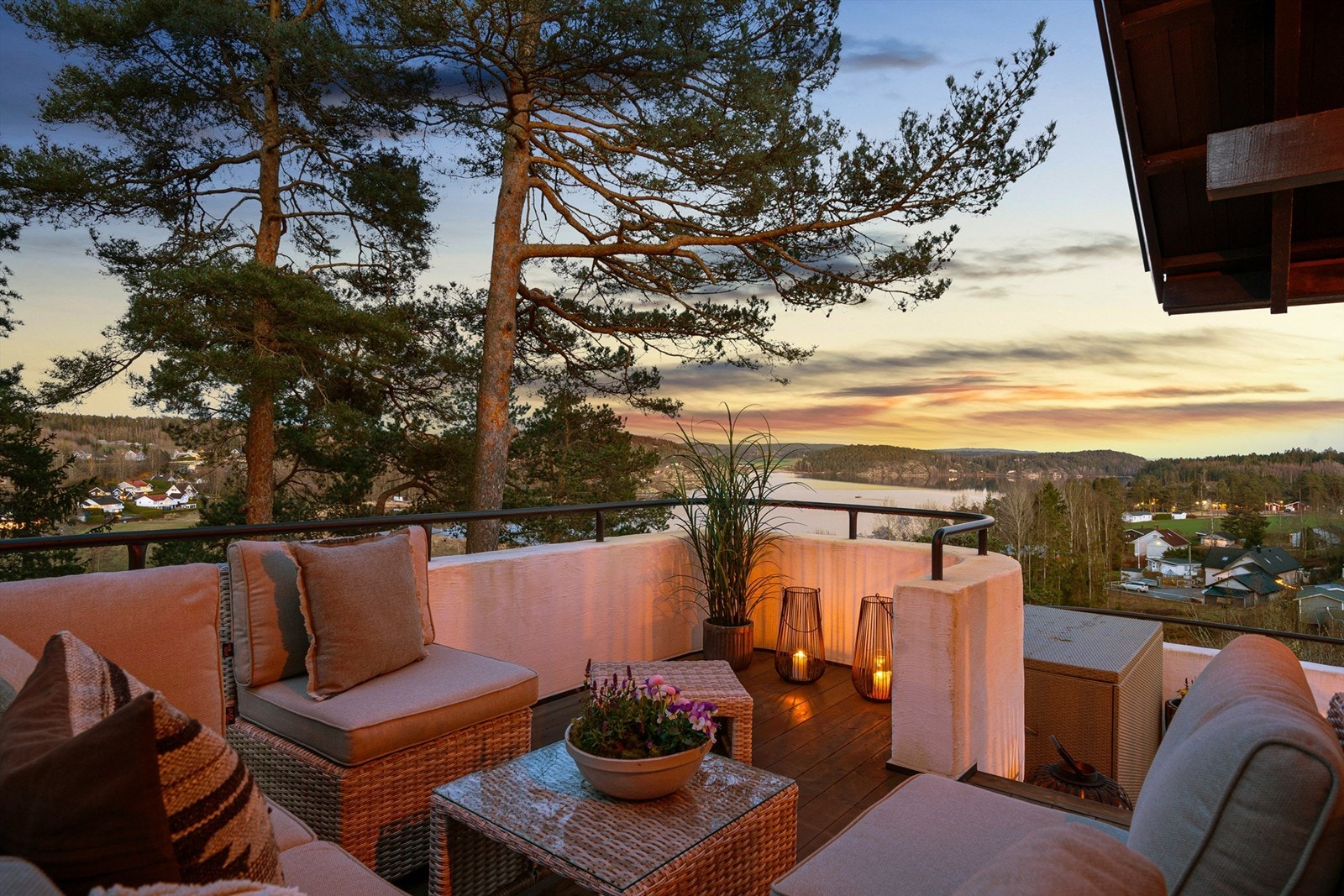 Eiendommen ligger høyt i forhold til omgivelsene i syd, med flott utsikt over Hunnebunn og landskapet omkring. Galleribilde