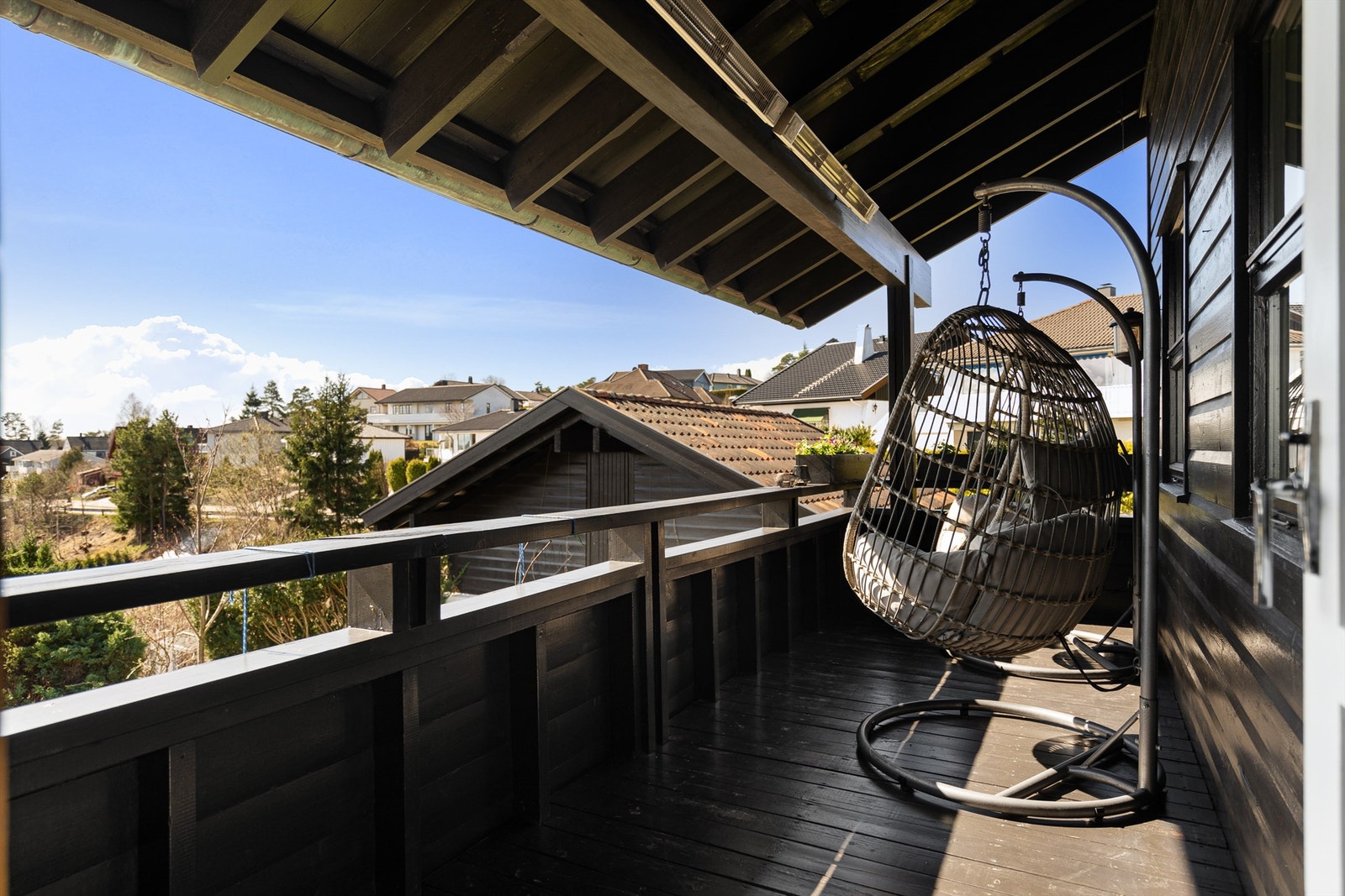 Måltidene er kan også enkelt tas med utendørs til spisestuens tilknyttede veranda, som vender mot solens gang store deler av dagen. Galleribilde