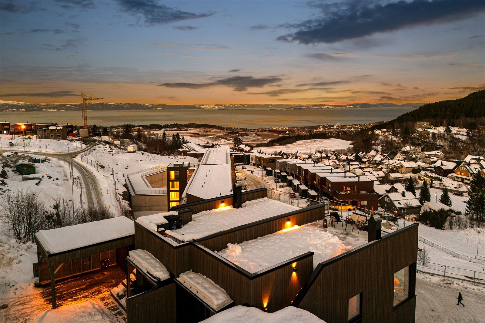 Boligen har en romslig takterrasse på ca. 60 kvm med glassrekkverk som gir uhindret utsyn mot nærområdet og fjorden. Galleribilde