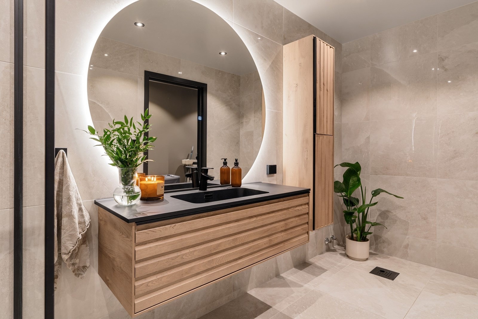 Løsningen gir god funksjonalitet i hverdagen. Baderomsinnredningen er oppgradert og består av vegghengt møbel med god oppbevaringsplass, toppmontert servant og speil med integrert belysning. Galleribilde