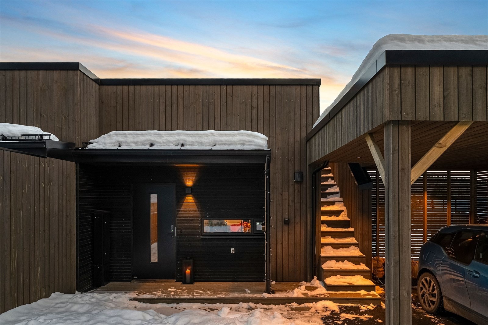 Inngangspartiet er overbygd og det er også herfra man har adkomst til boligens takterrasse. Galleribilde