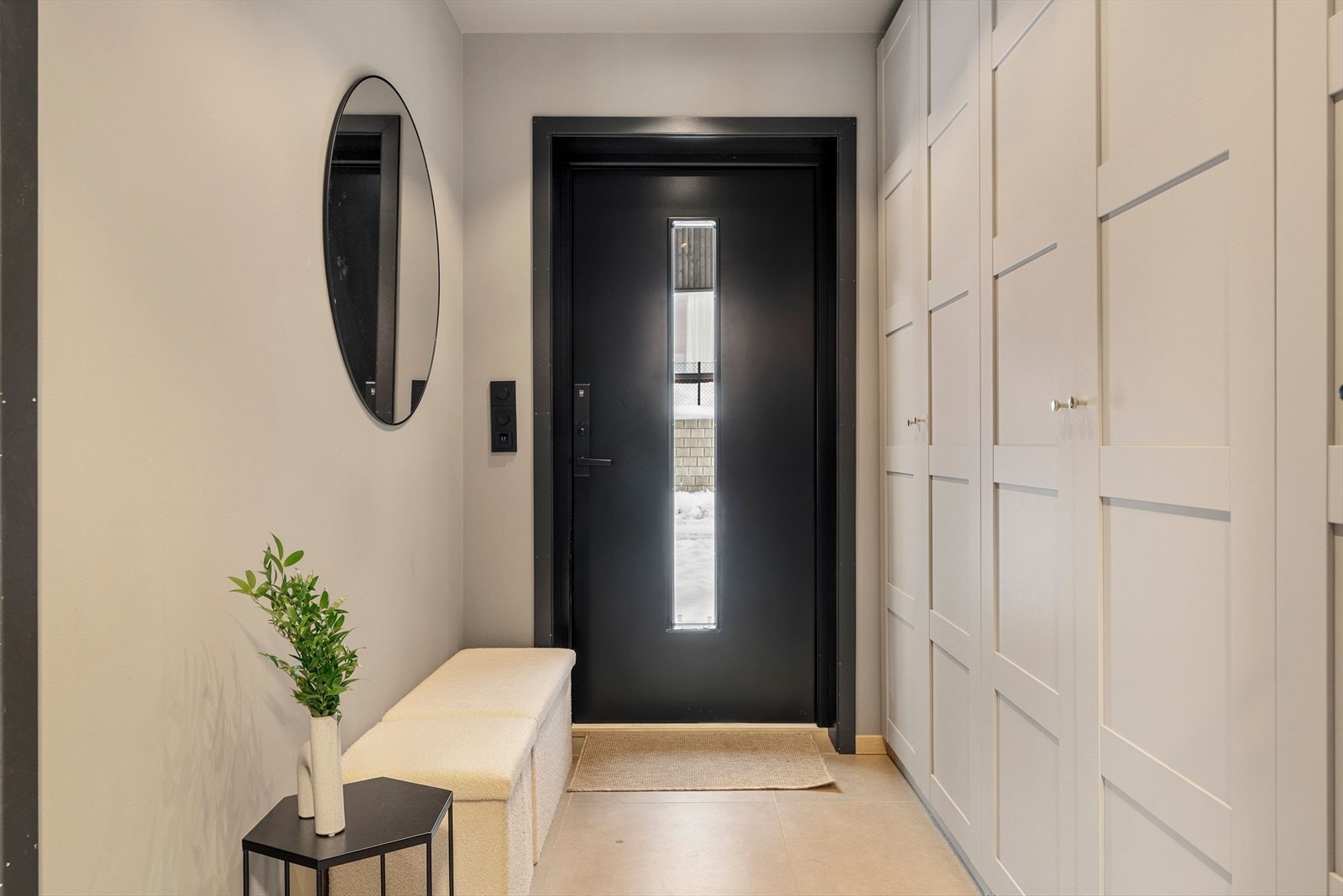 Entré og gang er organisert med fast garderobeløsning som gir god oppbevaringskapasitet. Elektronisk dørlås på hoveddør gir enkel adkomst. Galleribilde