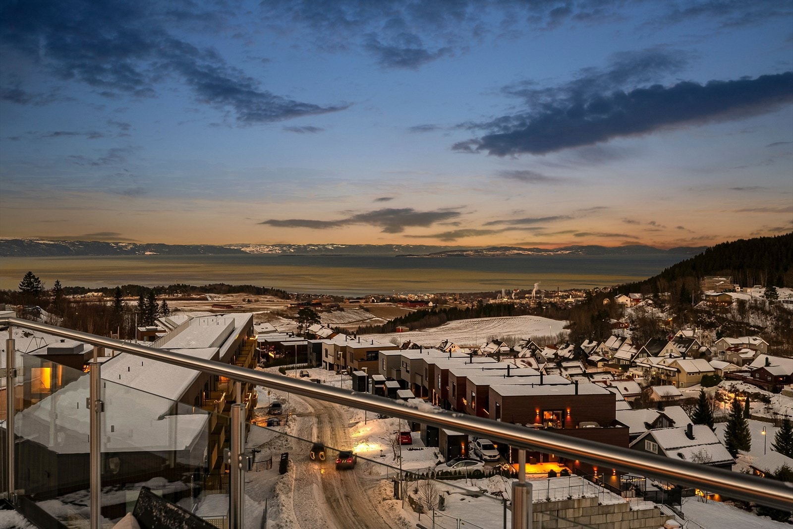 Boligen ligger i et populært boligfelt med mange barnefamilier. Huset er gjennomført og har blitt betydelig oppgradert i byggeprosessen. Boligen har ellers en carport med elbillader og en egen hybelleilighet. Galleribilde