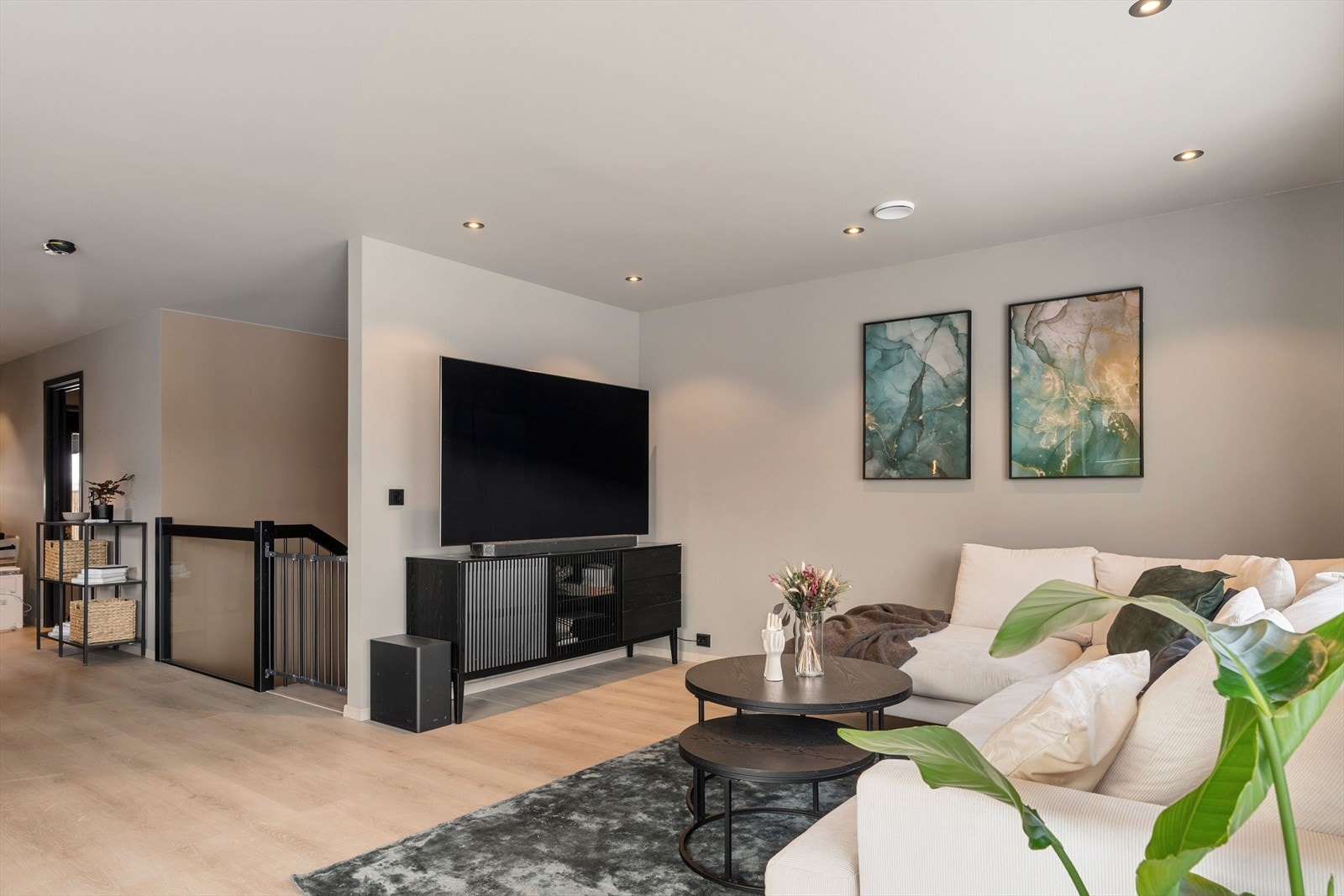 Rommet har innfelte spotter i tak og gode møbleringsmuligheter for både hverdagsbruk og sosiale sammenkomster. Galleribilde