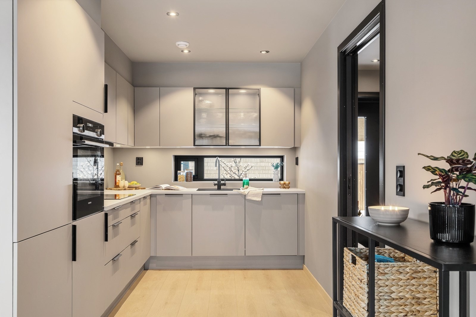 Material- og fargevalgene er holdt i et nøytralt og tidløst uttrykk, kombinert med sorte detaljer. Galleribilde