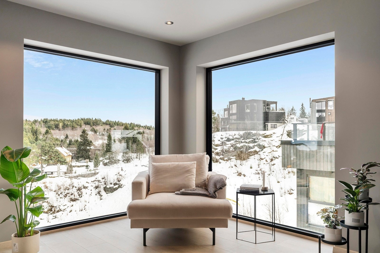 Boligen har også delvis smarthusløsning via Zigbee-protokoll, hvor blant annet dører, varmtvannstank, elbillader og termostater på hovedbad, i gang og i hybeldel kan kobles til smarthussystem. Galleribilde