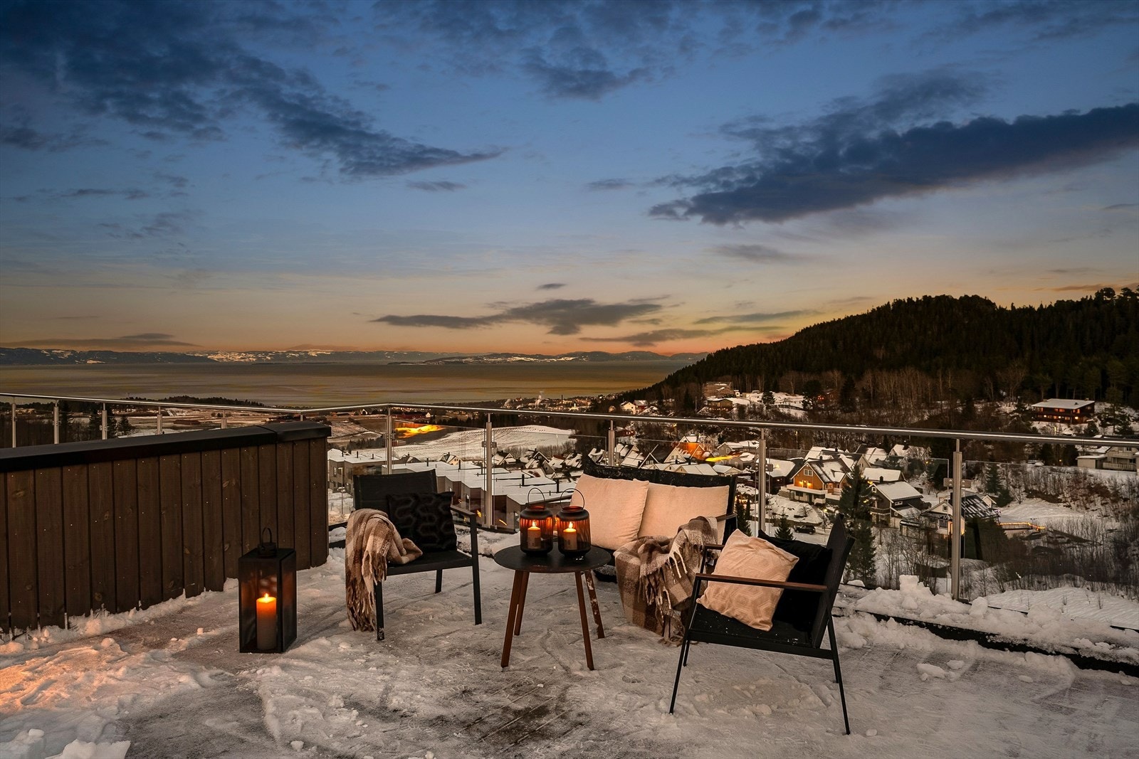 Terrassen har god plass til sittegrupper og fremstår som et naturlig samlingspunkt for både hverdagsbruk og sosiale sammenkomster. Galleribilde