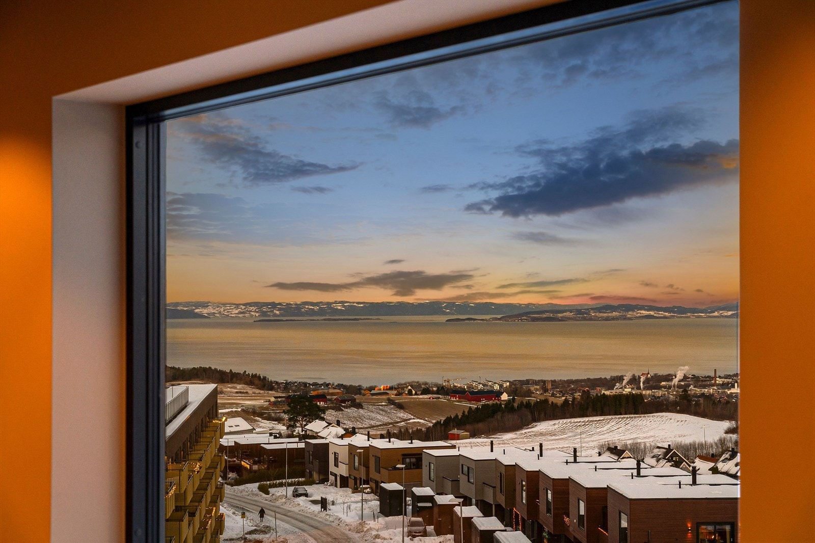 Aktiv Eiendomsmegling v/ Marius Kvalvik har gleden av å presentere Stokkåsen 93 - en moderne funkisbolig med storslått utsikt over Trondheimsfjorden. Foto: Vidar Alvik v/ Grattis Foto. Galleribilde