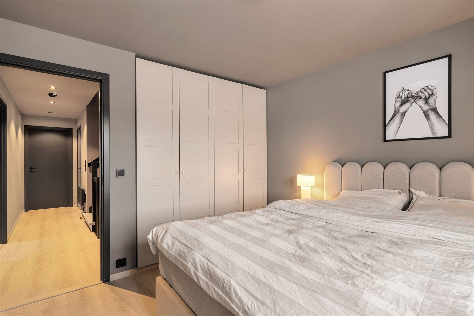 Rommet har gjennomgående gulv og dempede fargevalg som bidrar til en rolig og funksjonell sone for hvile. Det er også etablert en romslig garderobeløsning. Galleribilde