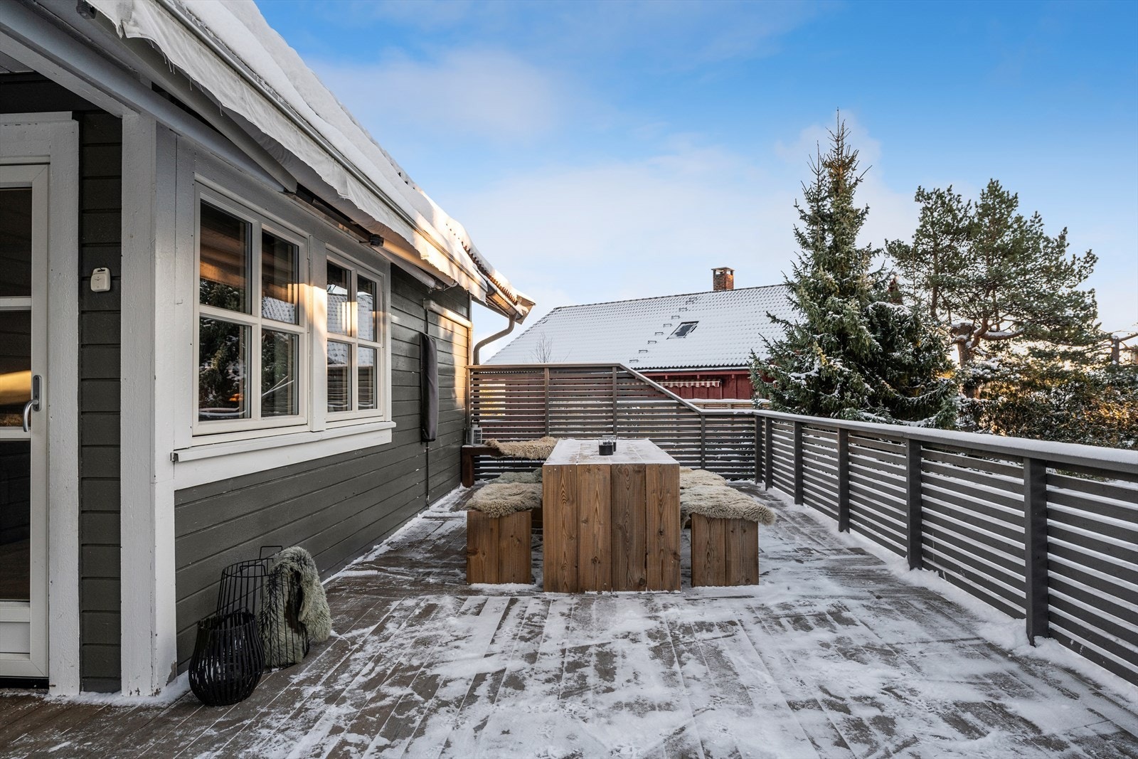 Her er det god plass for utemøblement, grill og annet en måtte ønske. Galleribilde