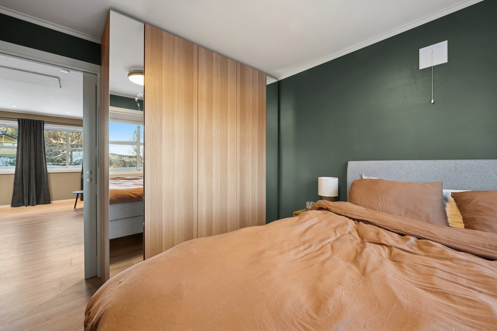 God plass for dobbeltseng, nattbord og gode garderobeløsninger. Galleribilde