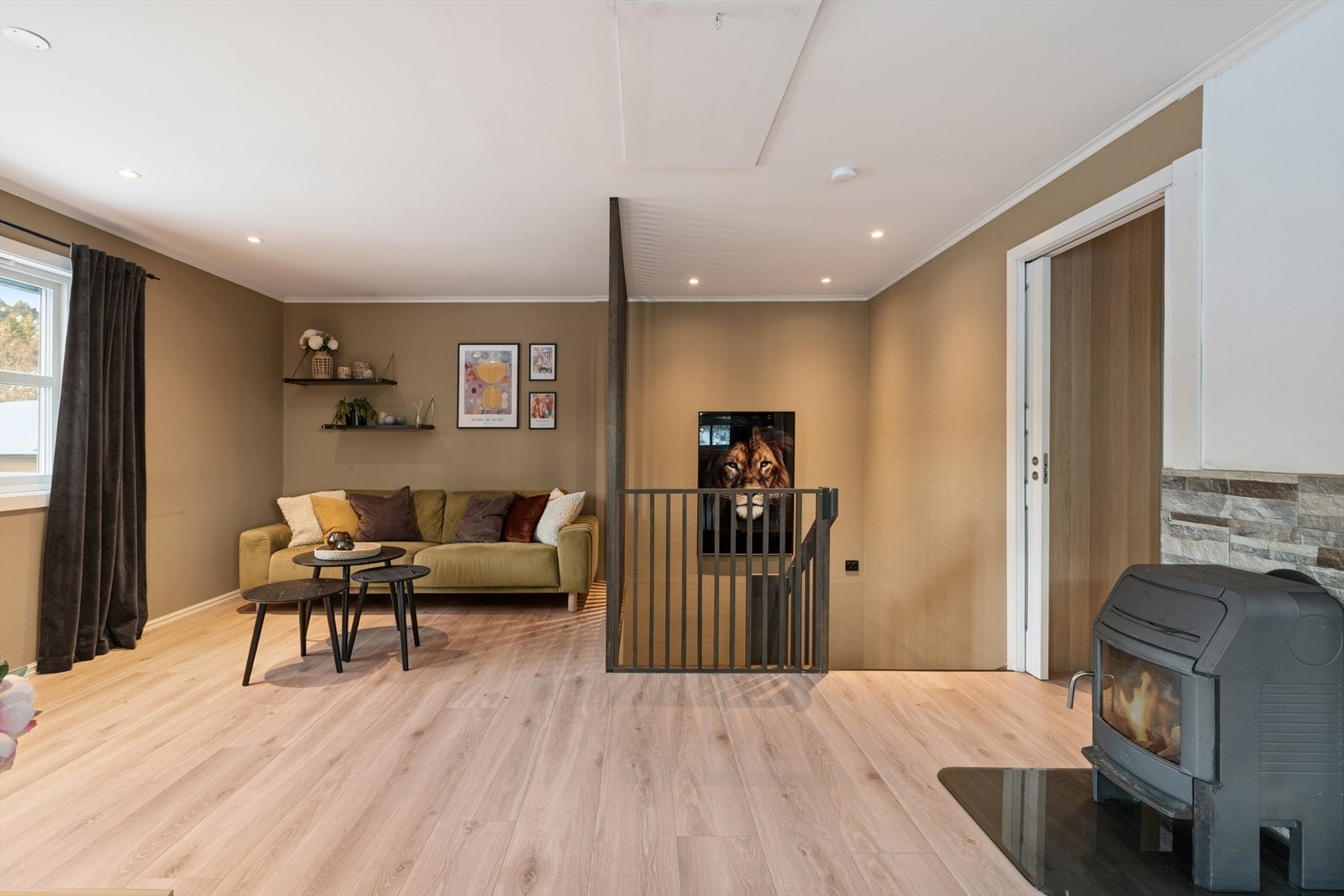 Vi tar trappa og beveger oss opp i en lys og innbydende stue. Galleribilde