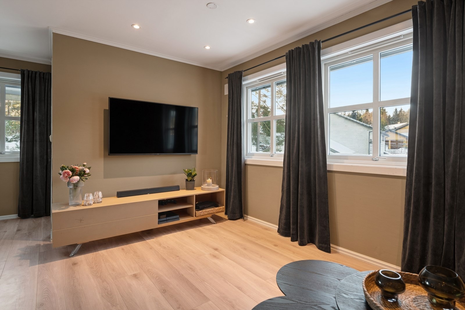 TV-en kan med fordel plasseres mot/på vegg. Galleribilde