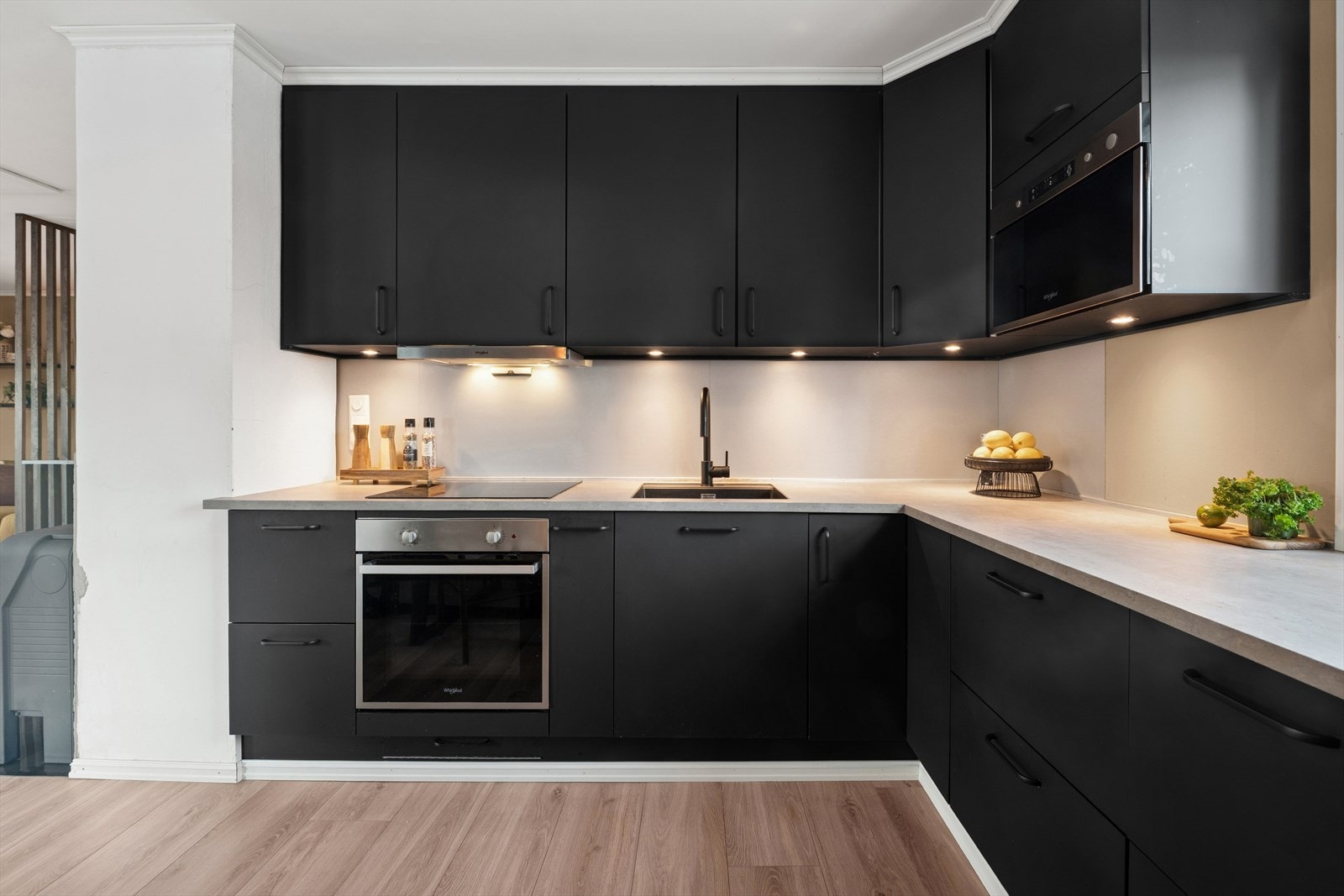 Integrerte hvitevarer som stekeovn, platetopp, oppvaskmaskin, micro og kjøl/frys. Galleribilde