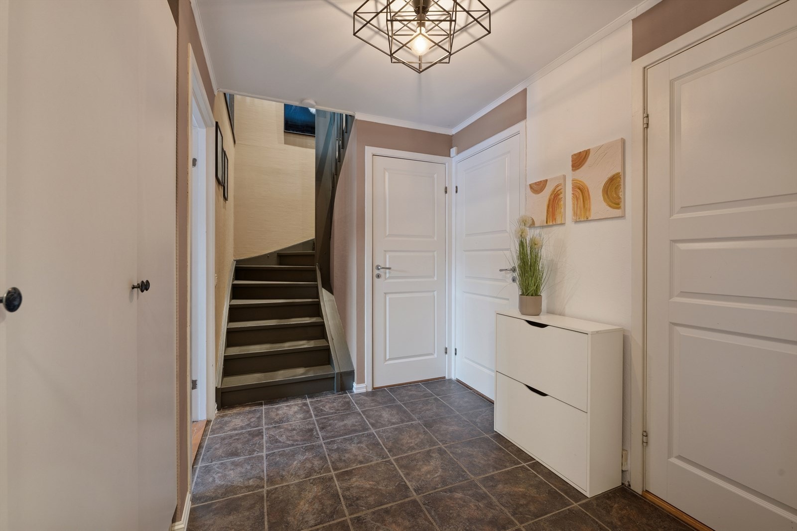 Velkommen inn! Lys entré med plass for gode garderobe- og opphengsløsninger. Galleribilde