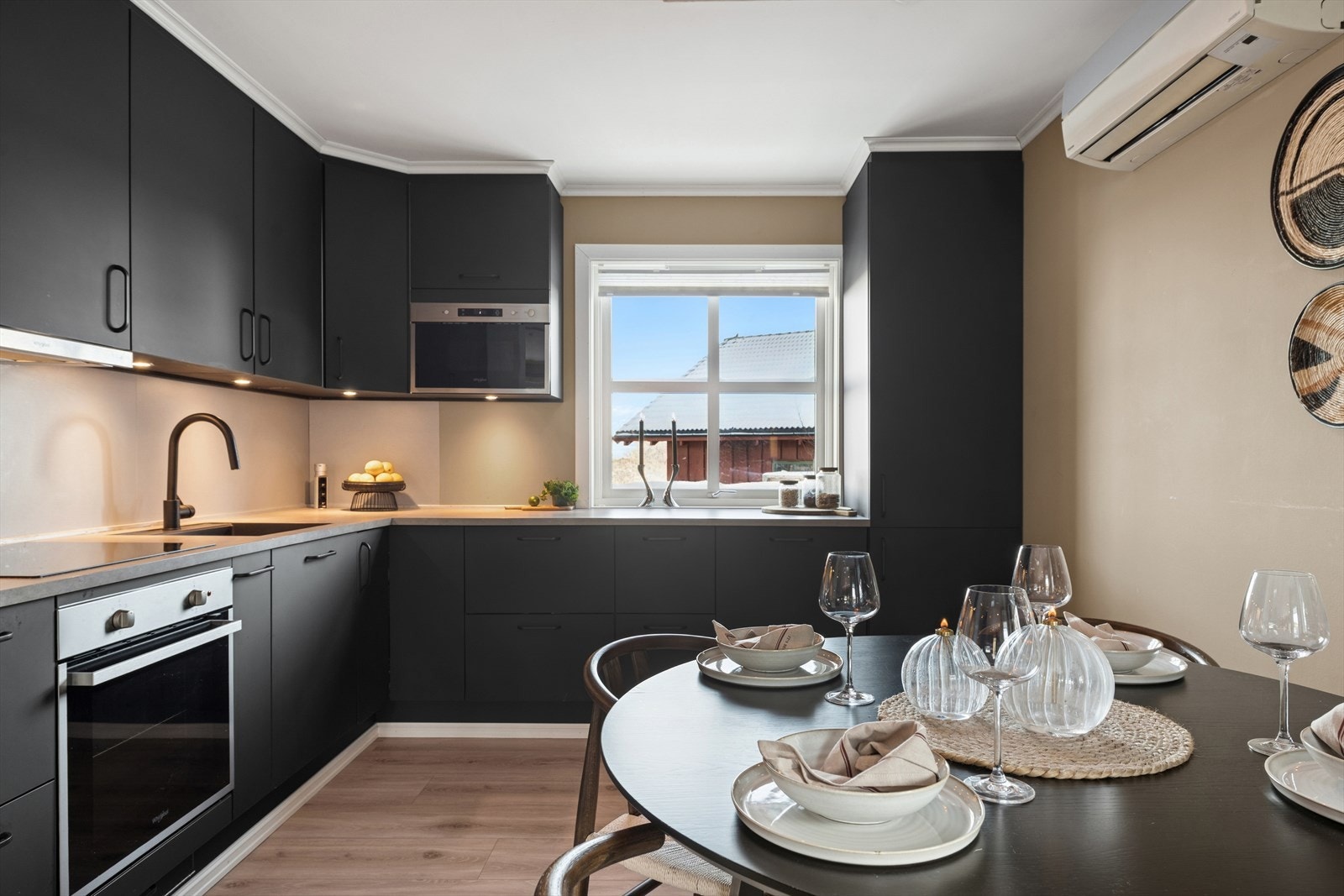 Stilrent og moderne kjøkken med slette fronter og benkeplate av typen laminat. Galleribilde