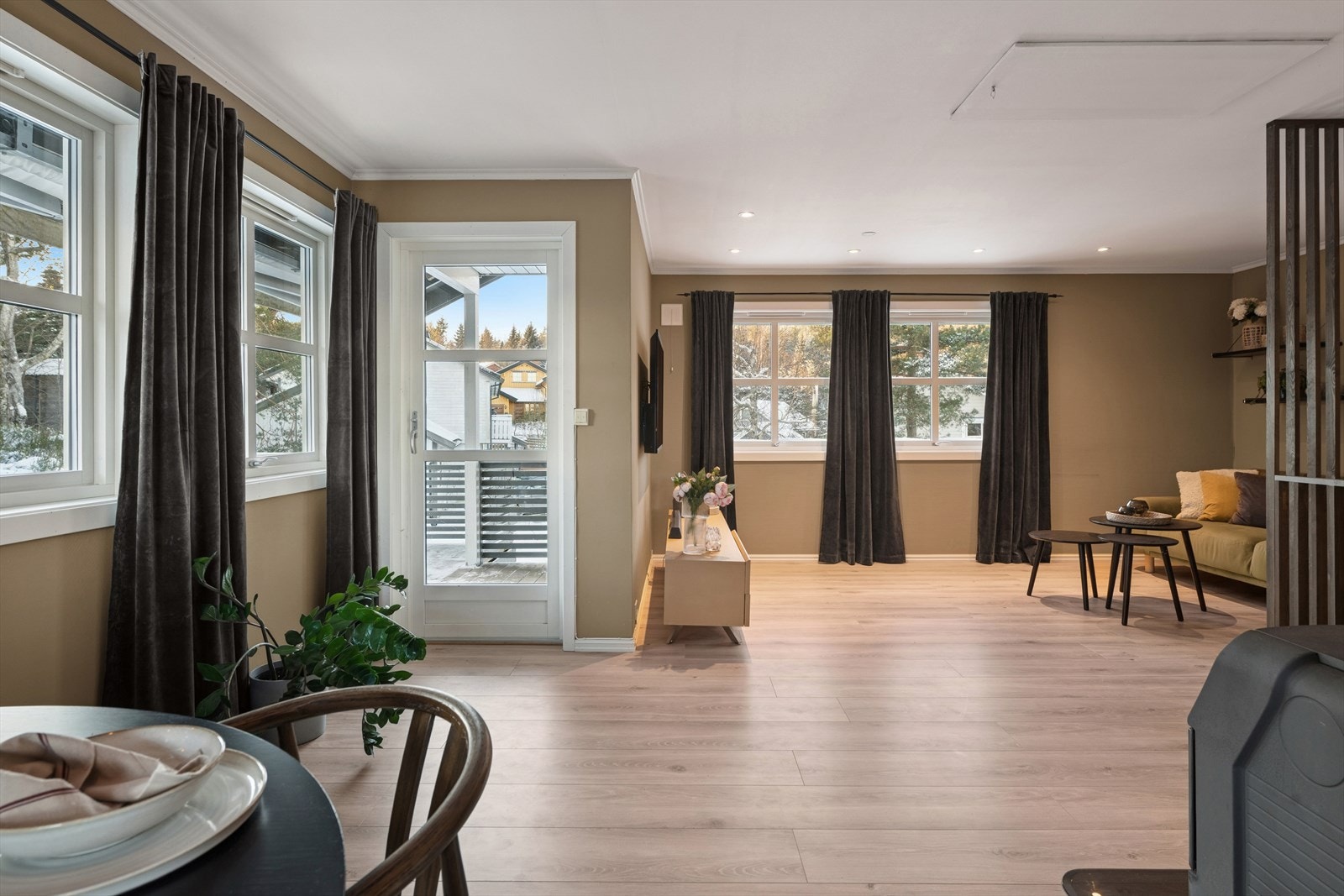 Lagringsplass på kaldloft. Adkomst via luke i tak. Galleribilde