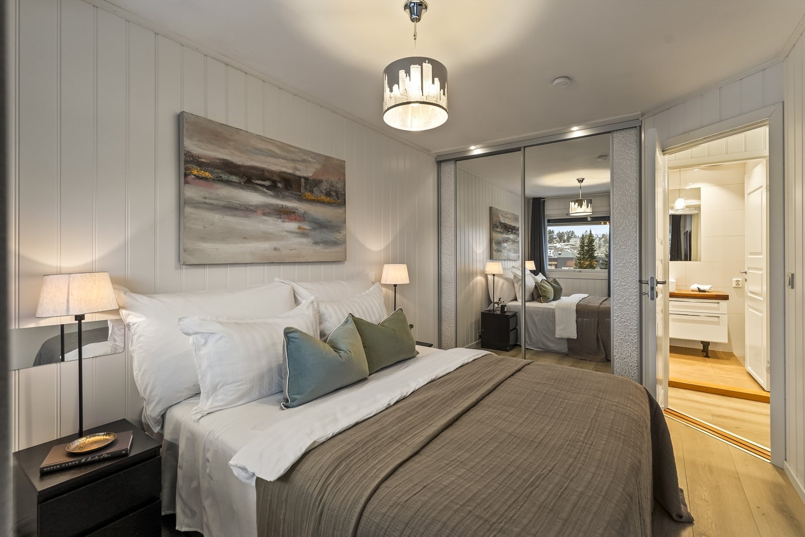 To av soverommene har skyvedørsgarderobe, mens det tredje er innredet med garderobeskap. Galleribilde