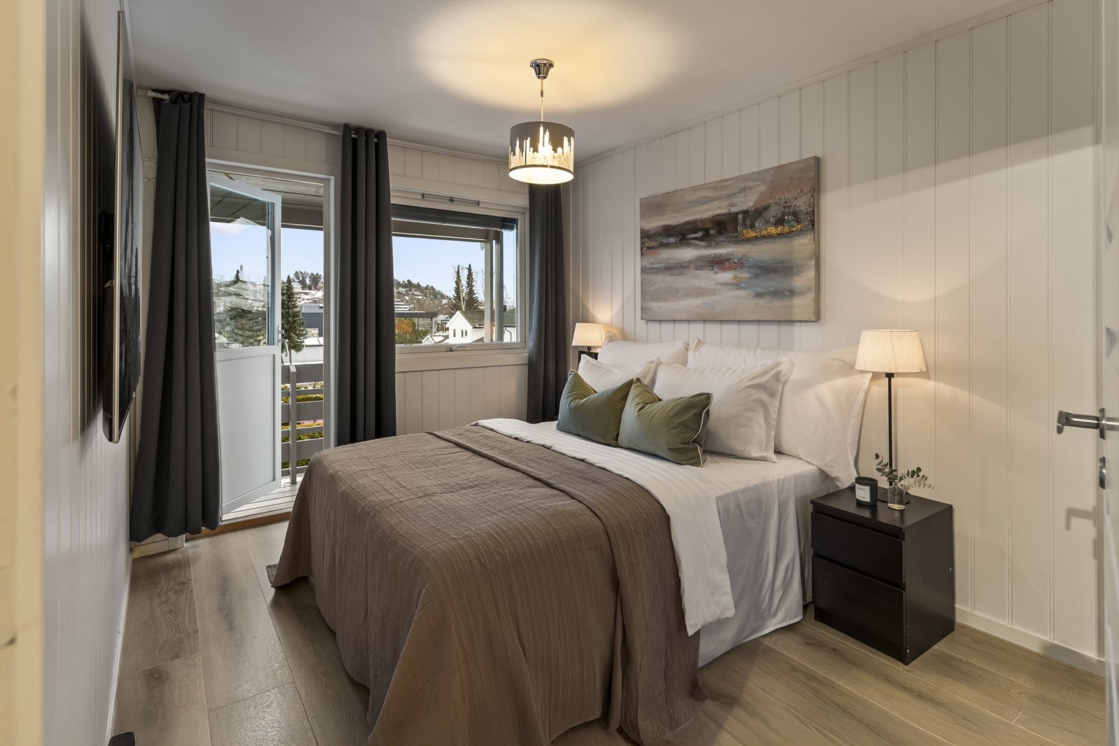 Alle boligens tre soverom er samlet i 2. etasje, noe som gir en god og familievennlig planløsning. Galleribilde