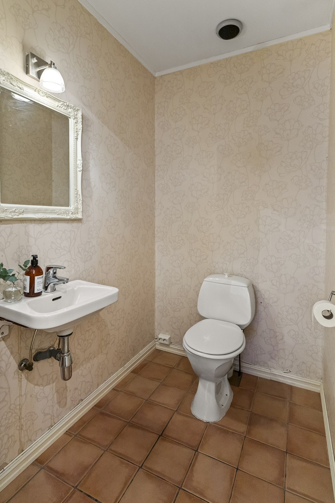 Separat toalettrom plassert vegg-i-vegg med baderommet Galleribilde