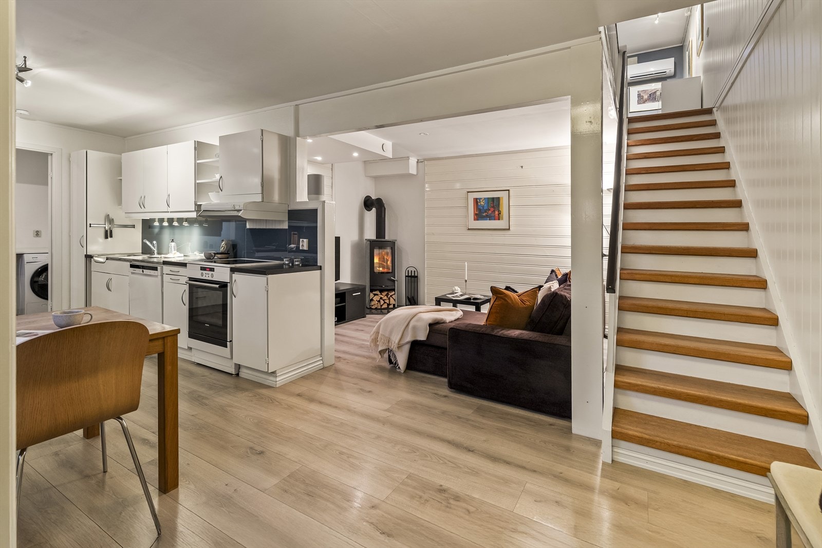 Ved trappen opp til 2. etasje er det naturlig avsatt plass til tv-stue. Galleribilde