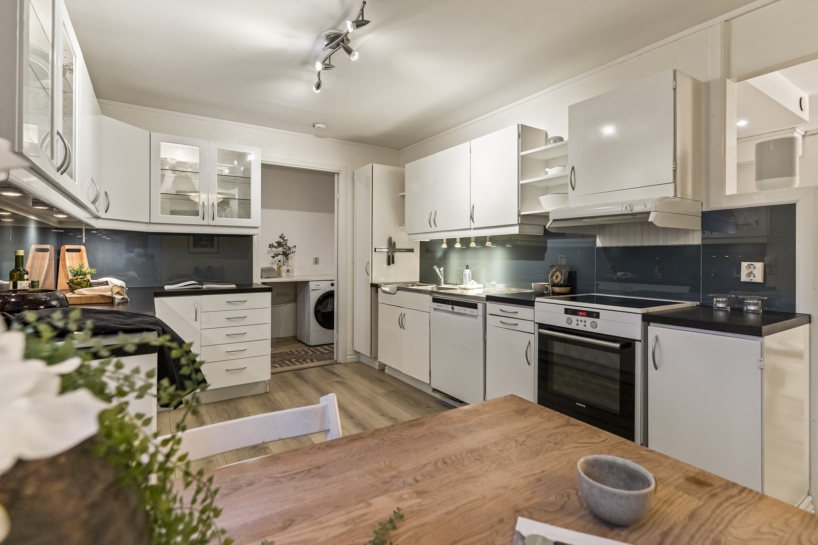 Kjøkkenet ligger i tilknytning til spiseplass og en hyggelig tv-stuedel, og utgjør et stort og sosialt rom. Galleribilde