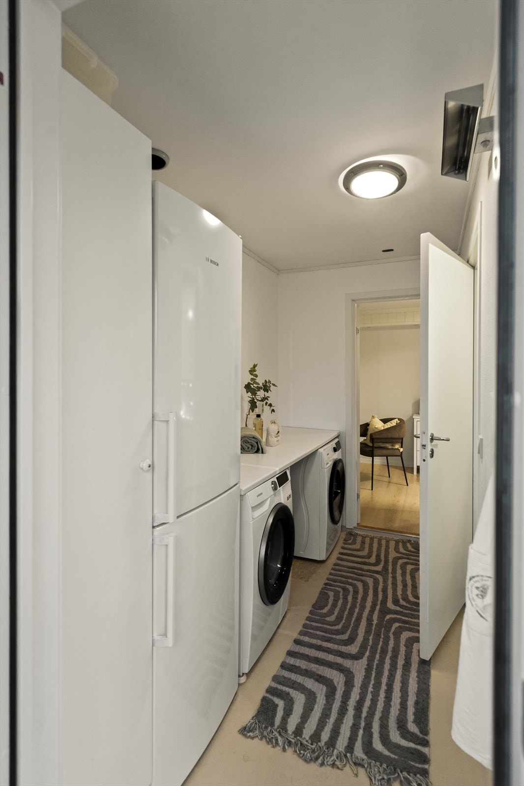 Vaskerommet er et praktisk og funksjonelt rom med egen inngang fra gårdsplassen. Galleribilde