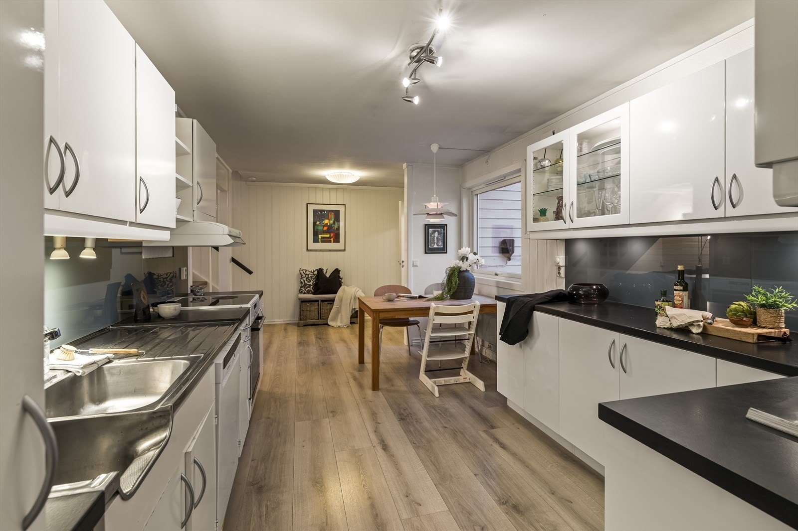 Det er god plass til spisebord ved kjøkkeninnredningen Galleribilde