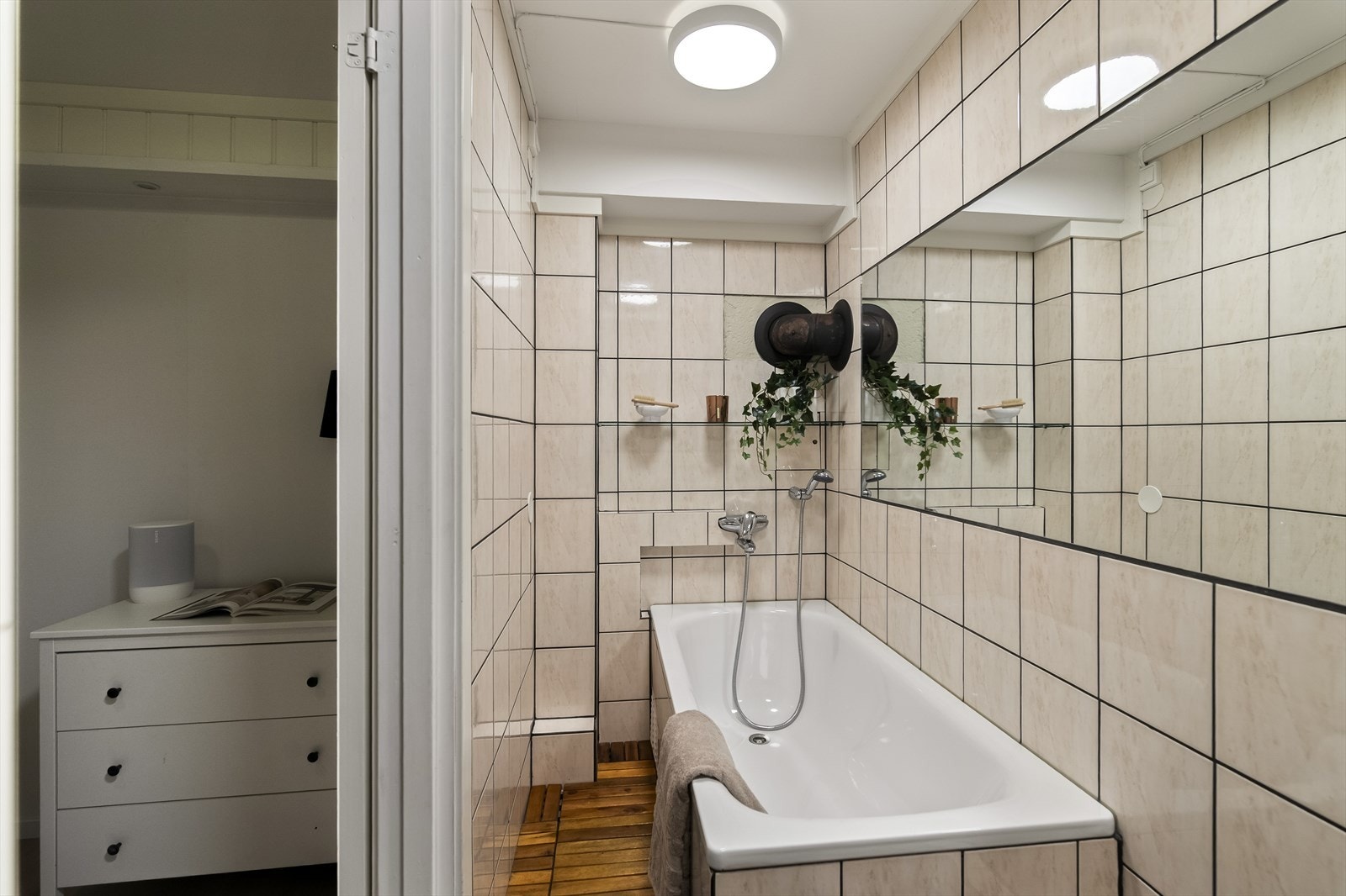 Badet i 1. etasje ble pusset opp i 2010 og har fliser på vegger samt fliser på gulv med tremmer over. Galleribilde