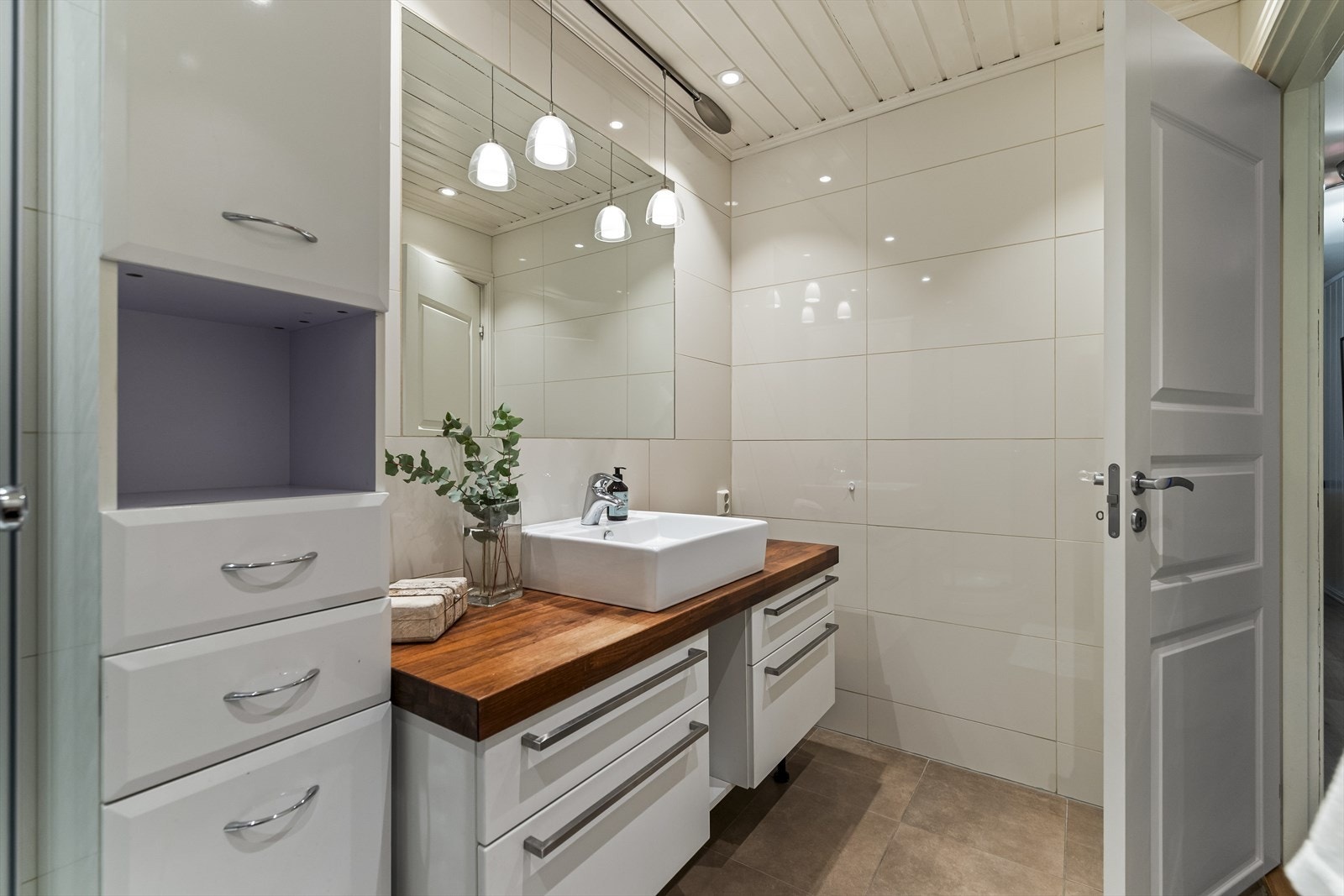 Badet i 2. etasje ble oppusset i 2007 og har fliser på både gulv og vegger, med varmekabler i gulvet. Galleribilde