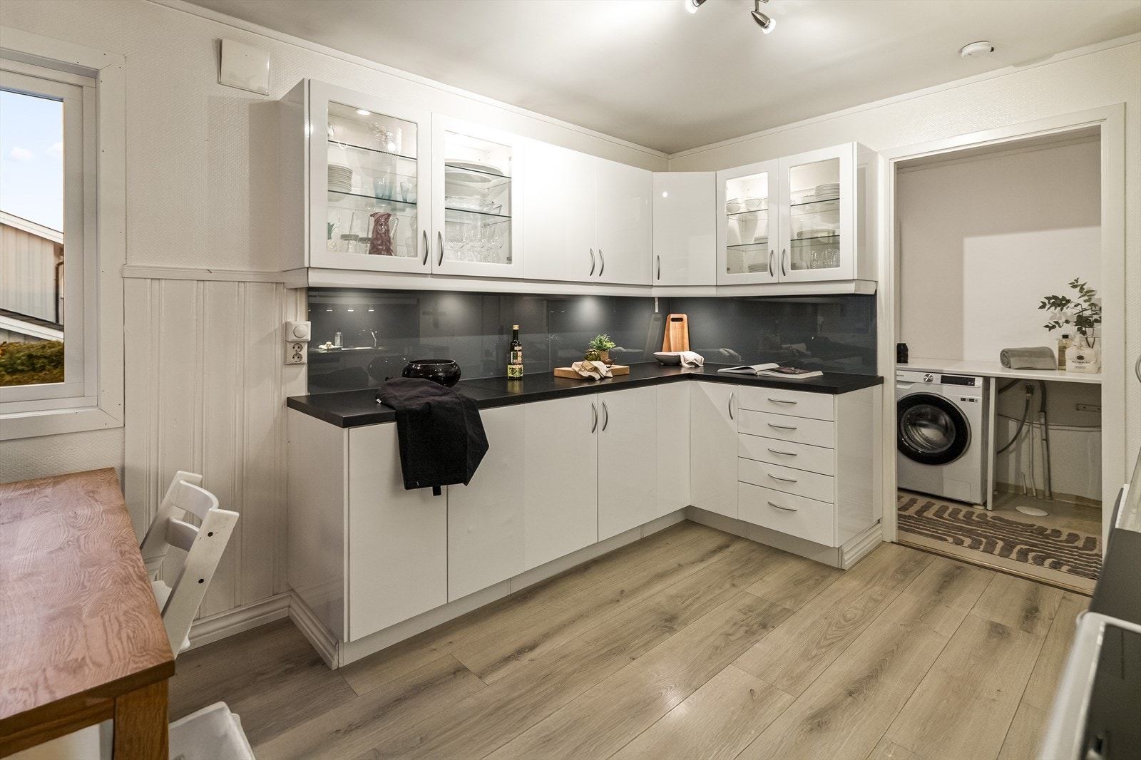 Kjøkkeninnredningen ble delvis fornyet i 2010 og har moderne, lyse fronter samt laminat benkeplater med glassplate over. Galleribilde