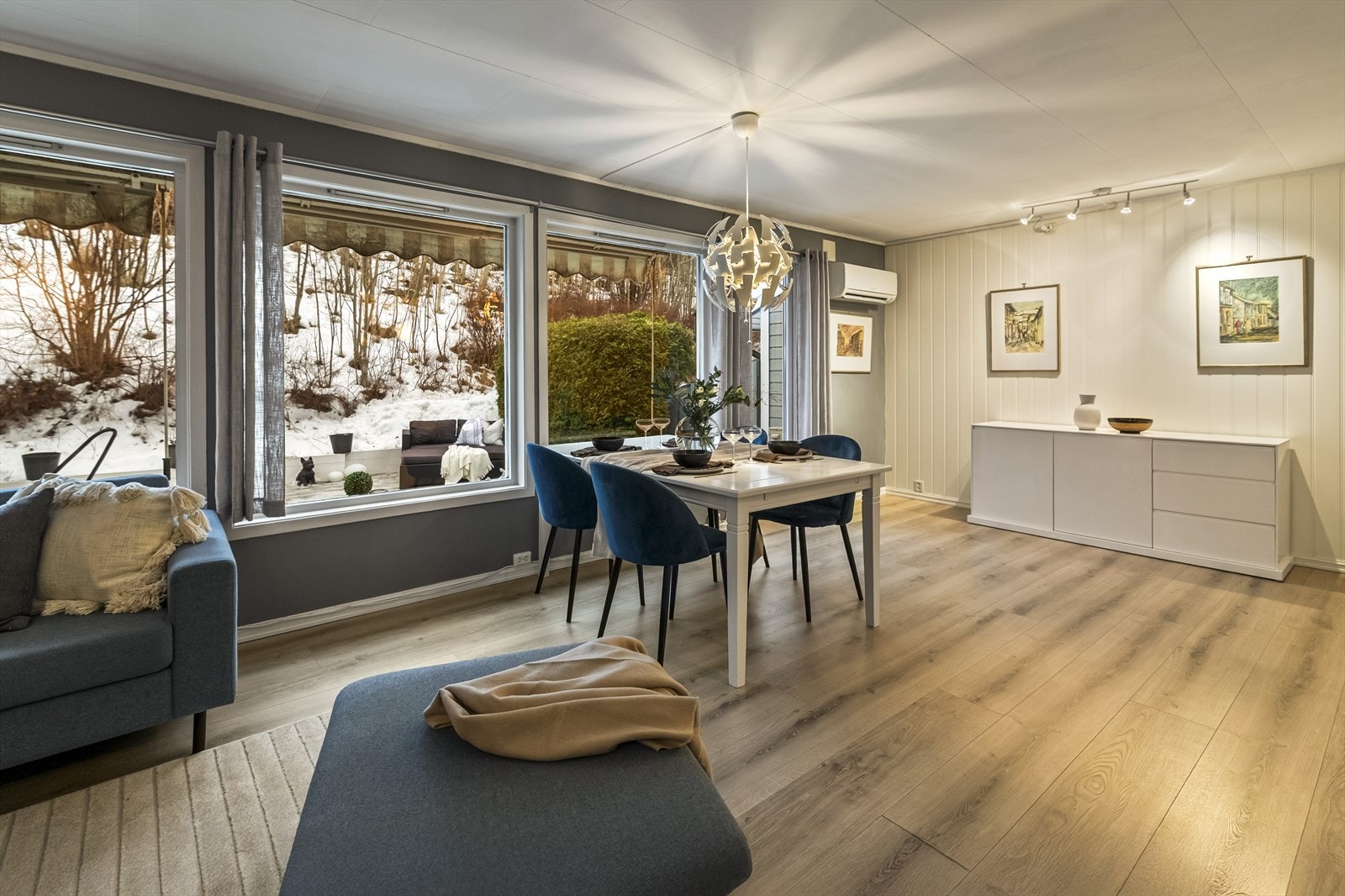 Fra stuen er det direkte utgang til en stor terrasse mot vest. Galleribilde