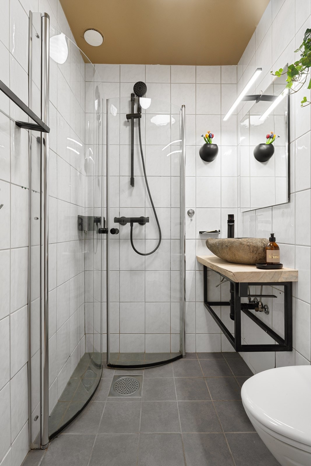 Pent, flislagt bad med varmekabler i gulv. Galleribilde