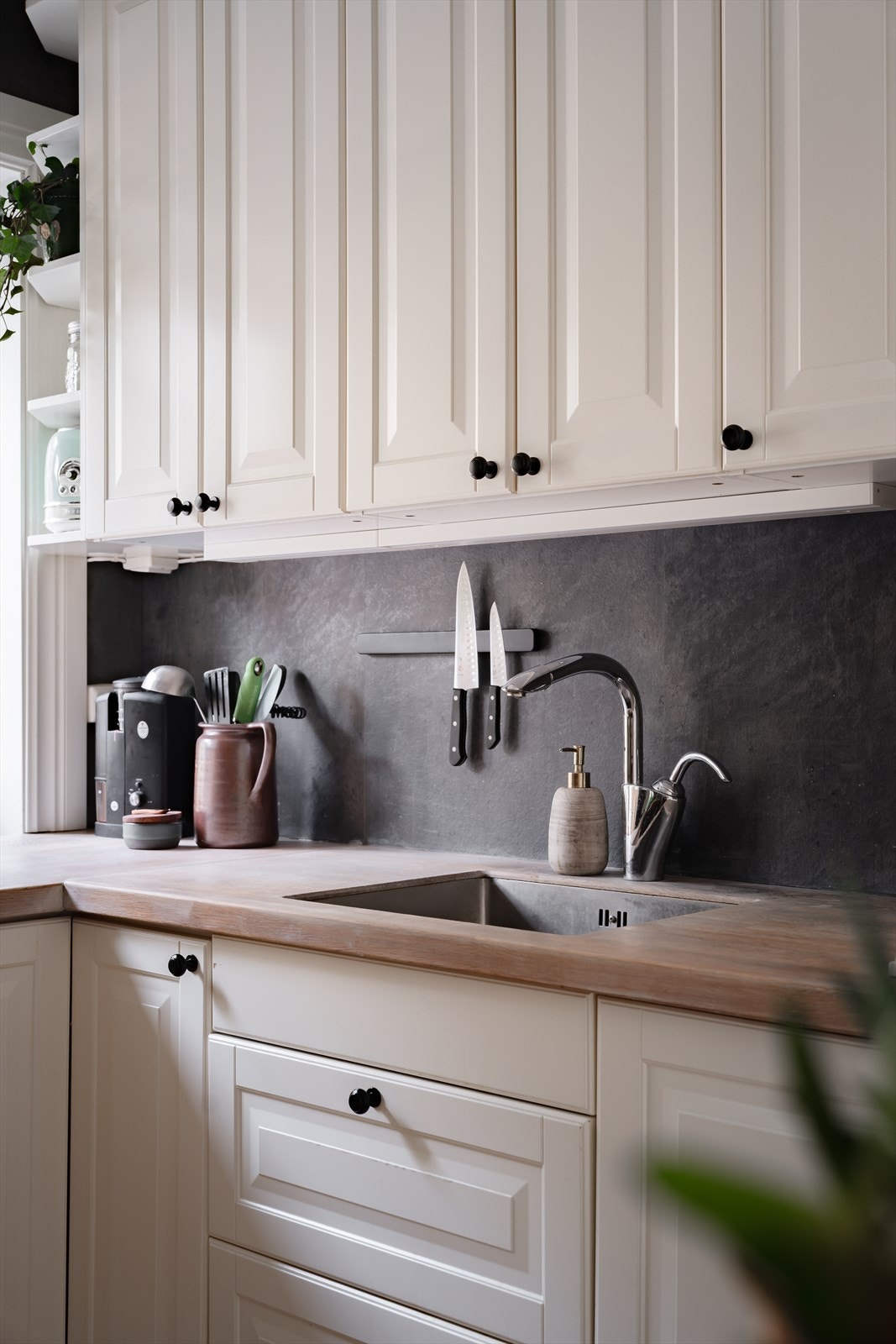 Malte fronter, benkeplate i tre og kum i rustfritt stål. Galleribilde