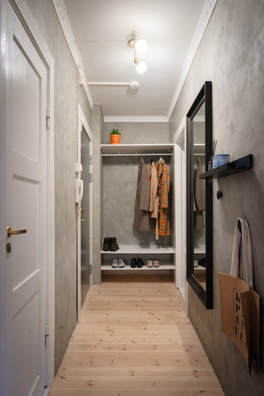 I entréen er det plass til å henge fra seg yttertøy og andre dagligdagse nødvendigheter. Herfra har du adkomst til leilighetens øvrige rom. Galleribilde