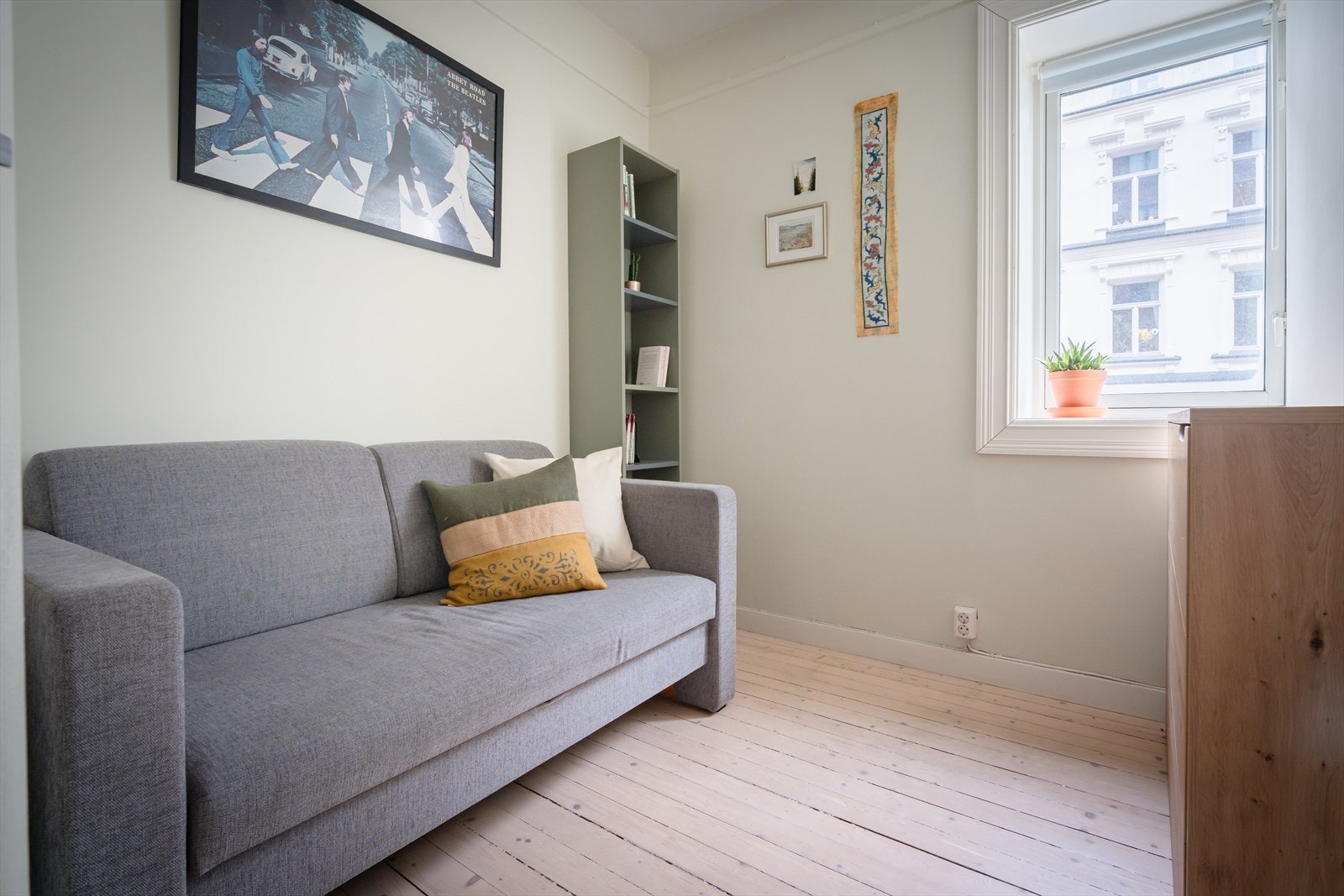 I leilighetens andre soverom har man god plass til sovesofa og annet ønskelig møblement. Galleribilde