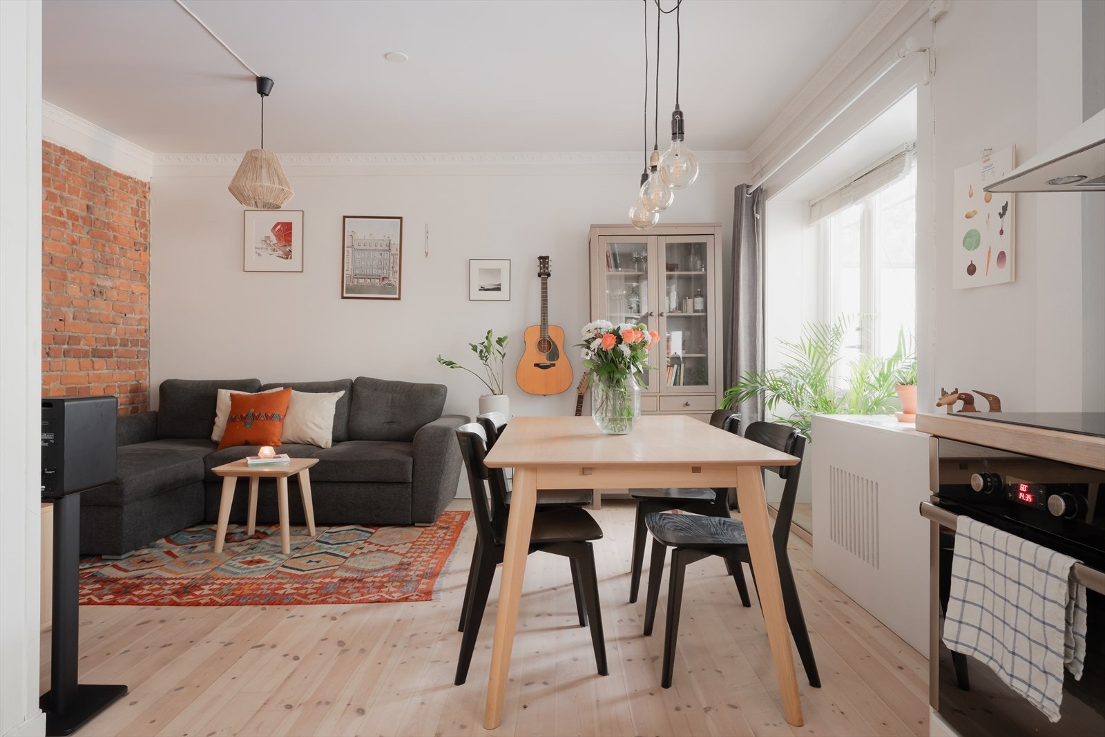 Dette er en klassisk og sjarmerende 3-roms beliggende på populære Grünerløkka. Galleribilde