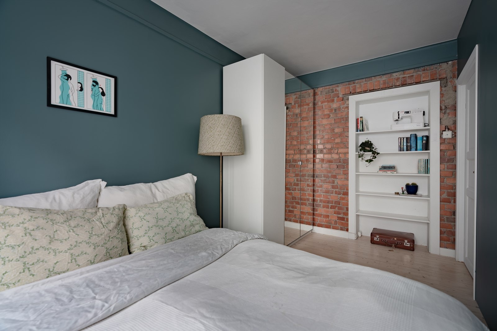 Her er det god plass til oppbevaringssystemer samt en romslig dobbeltseng med tilhørende møblement. Galleribilde