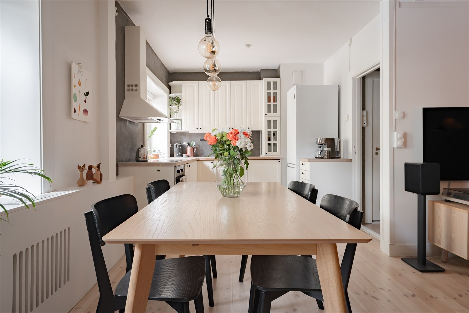 Videre fra spisestuen ligger kjøkkenet i en delvis åpen løsning. Galleribilde