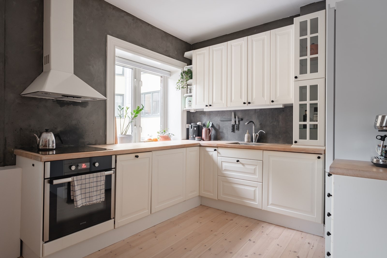 Kjøkkenet er utstyrt med integrert platetopp, stekeovn og oppvaskmaskin, samt egen nisje til frys- og kjøleskap og opplegg til vaskemaskin. Galleribilde