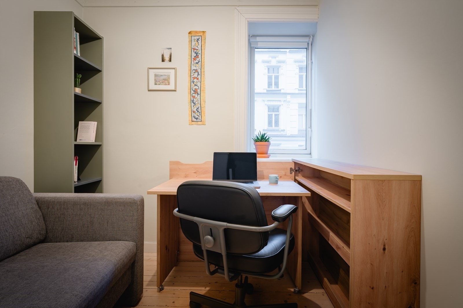 Rommet brukes i dag som hjemmekontor og gjesterom. Galleribilde