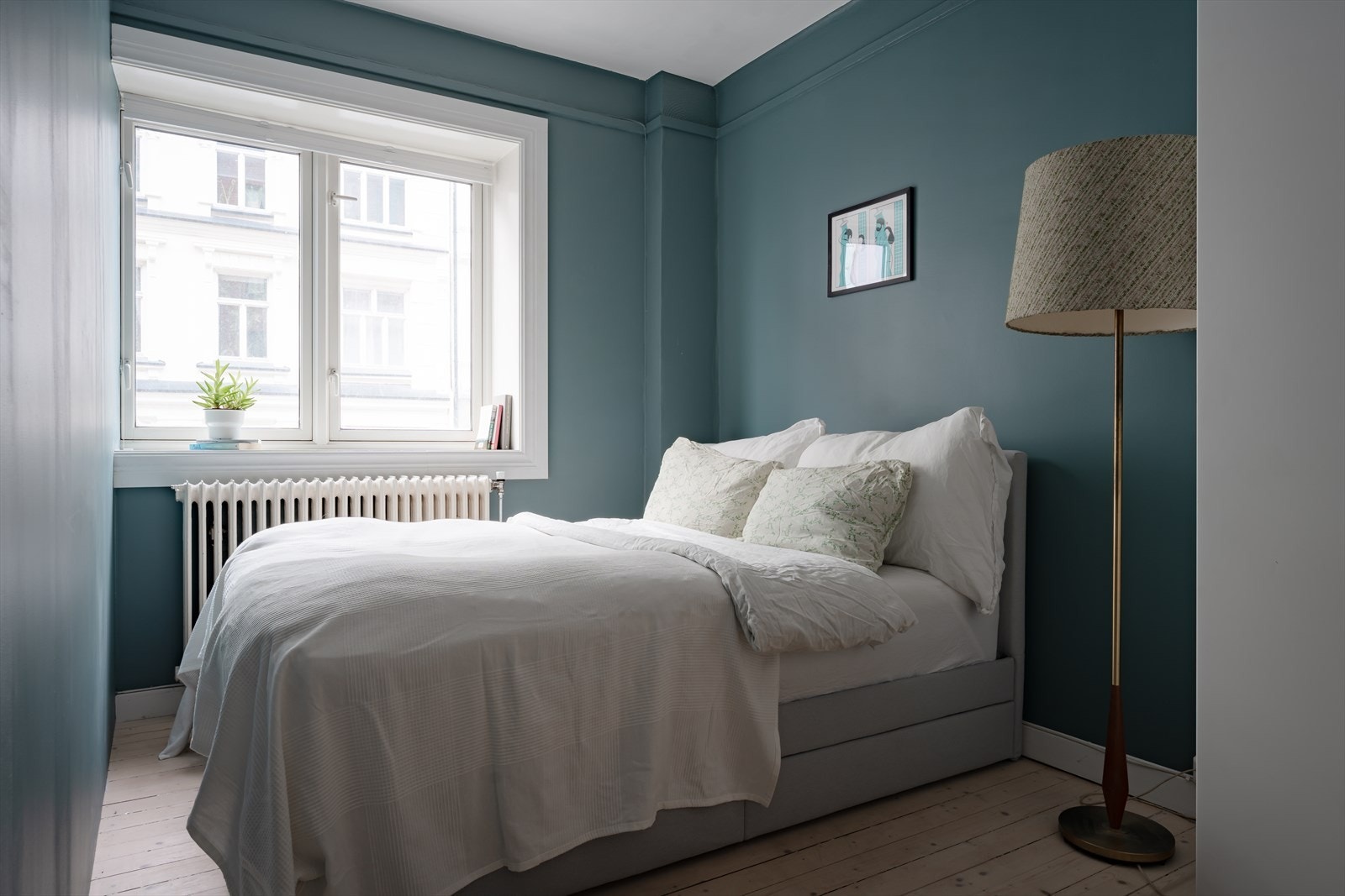 Leilighetens hovedsoverom vender mot rolig, enveiskjørt gate. Galleribilde