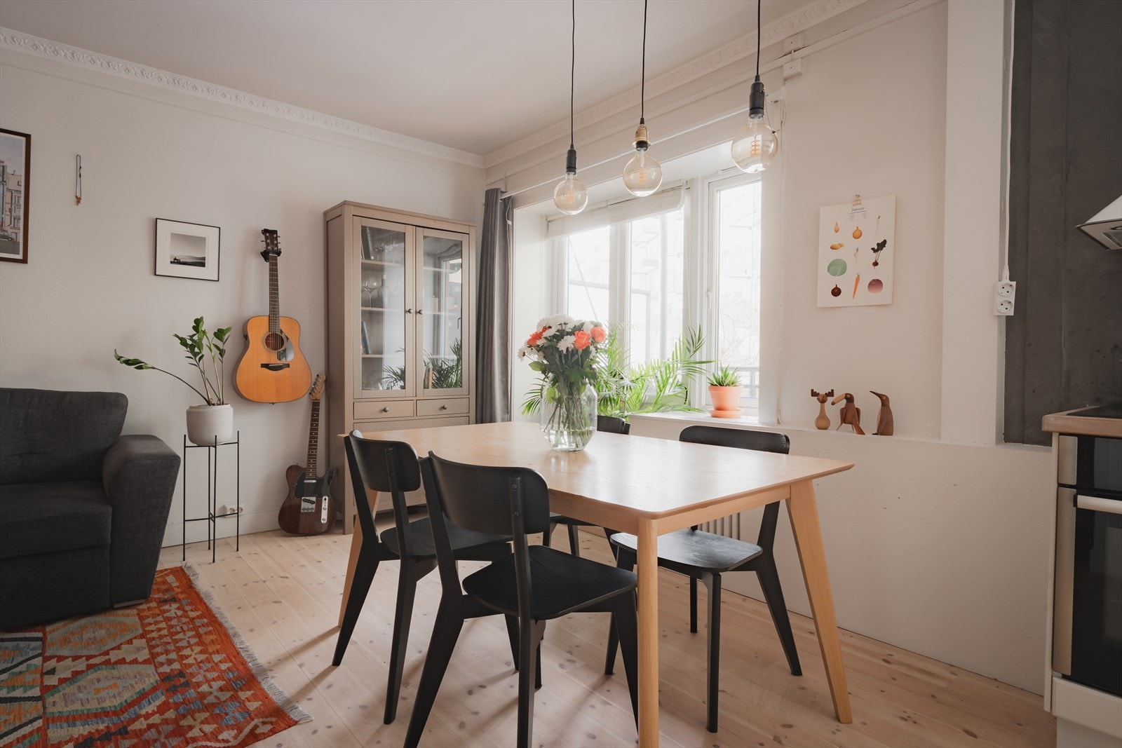 Spisestuen har god plass til spisegruppe i en åpen og sosial løsning. Galleribilde