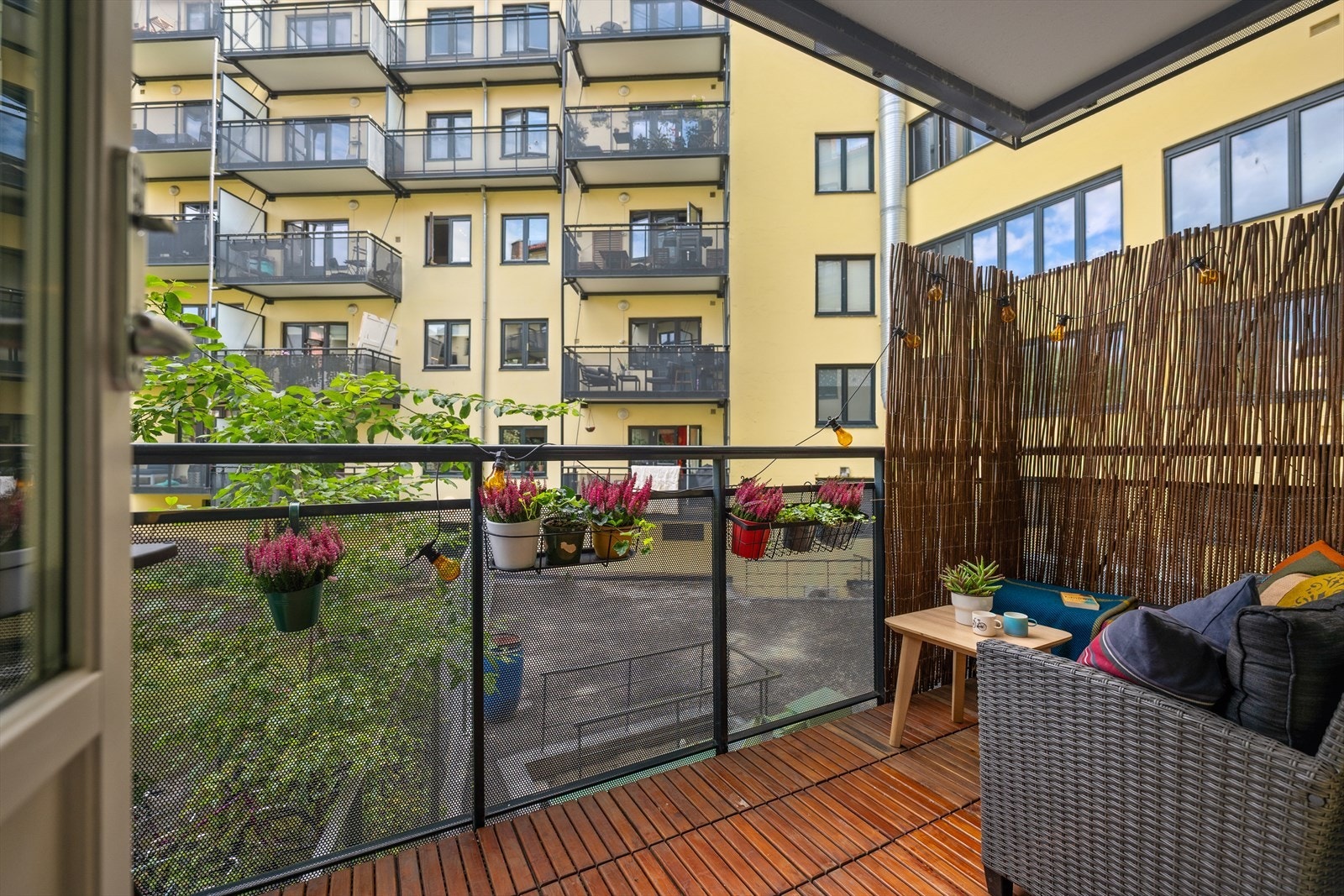 Balkongen vender ut mot rolig og frodig bakgård. Galleribilde