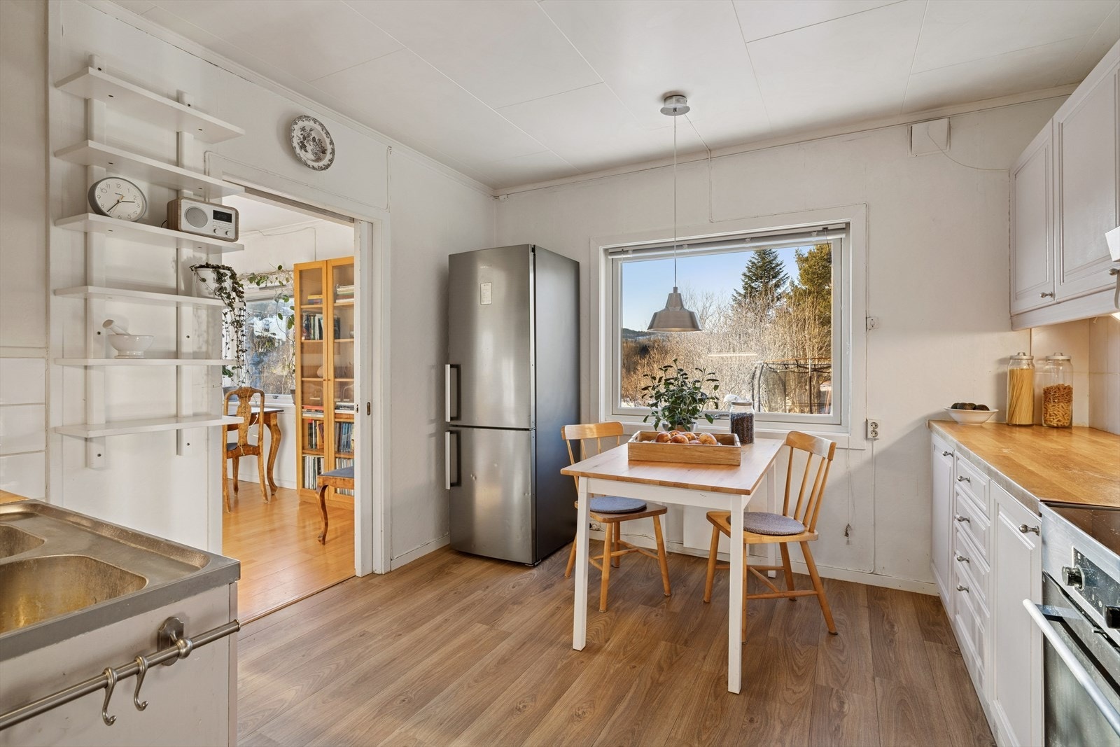 Et lyst, romslig og koselig kjøkken! Galleribilde