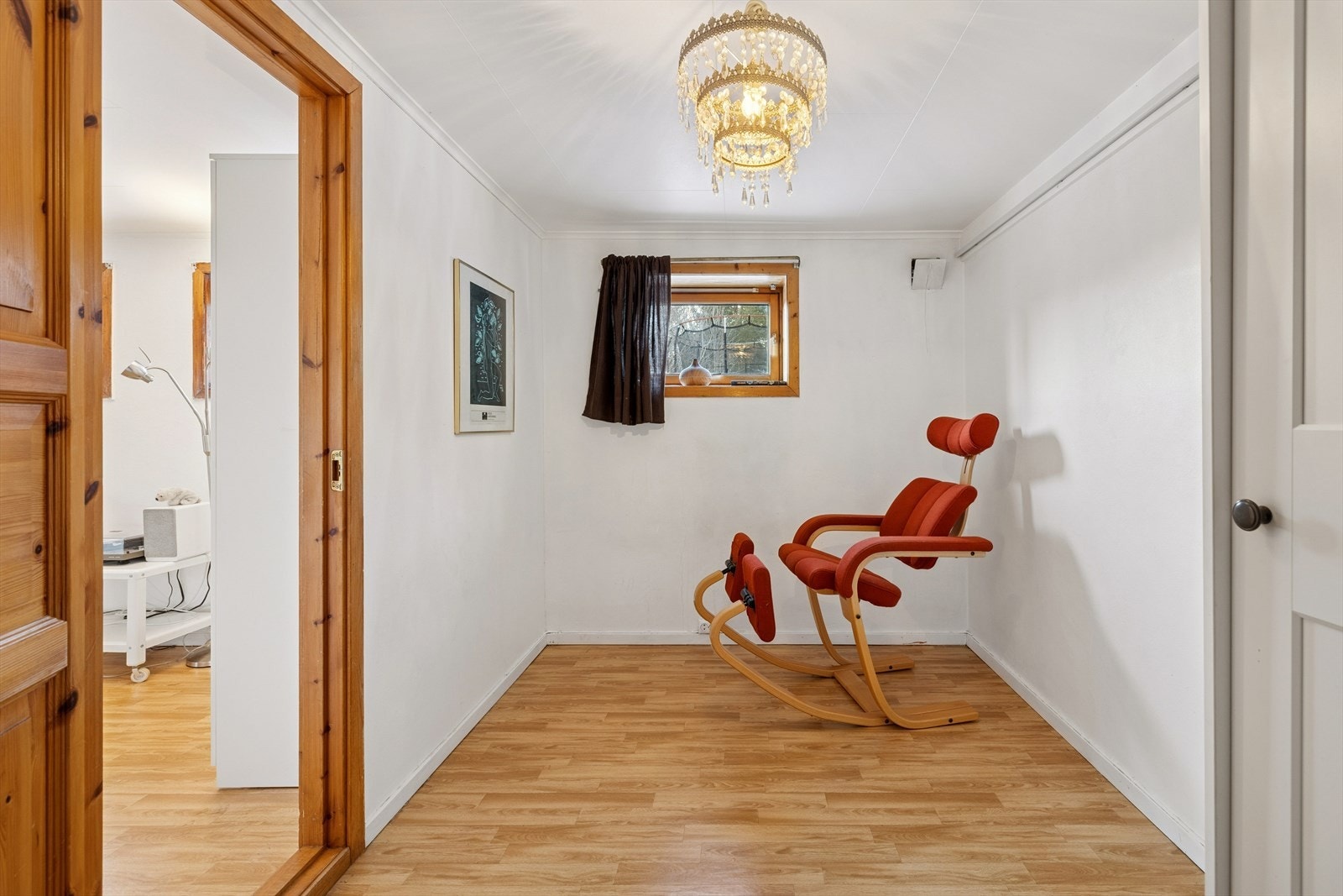 Innredet rom - praktisk til både kontor, ekstra oppholdsrom eller til lagring. Galleribilde